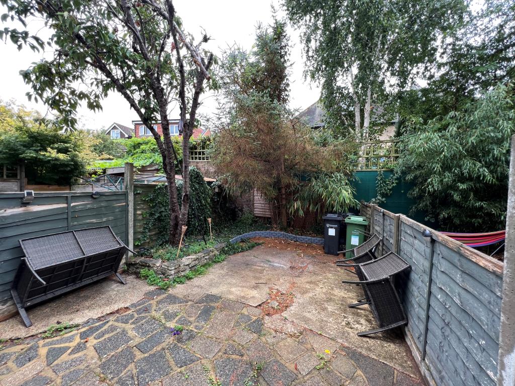 Lot: 96 - FREEHOLD SIX-BEDROOM HMO AND PAIR OF FLATS -